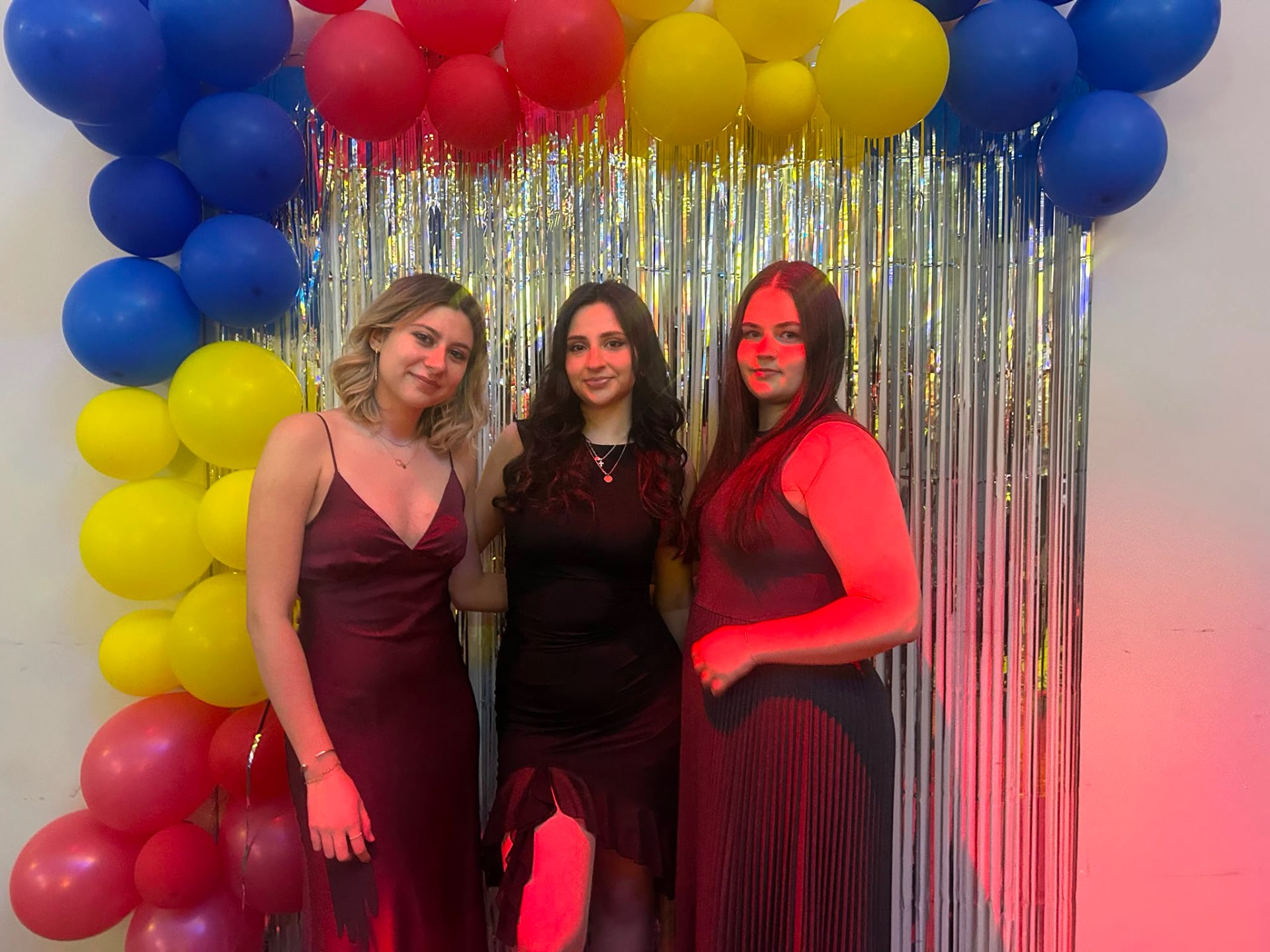 Romanian Bal 2026 — Tricolor Balloon Arch